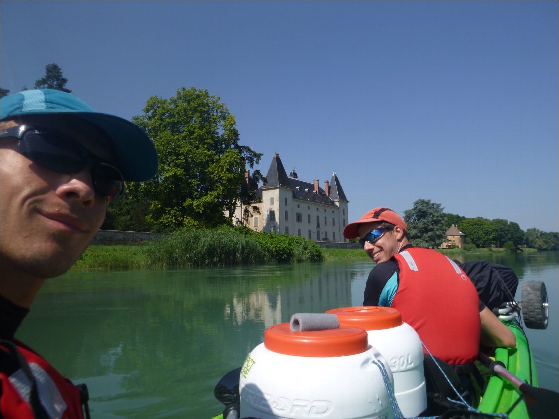 Non, ce n'est pas la Loire ! C'est à s'y méprendre, avec ce beau château au bord de l'eau. 