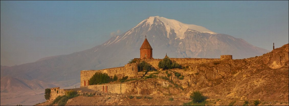 Monastère de Khor Virap (Arménie), face à l’Ararat.