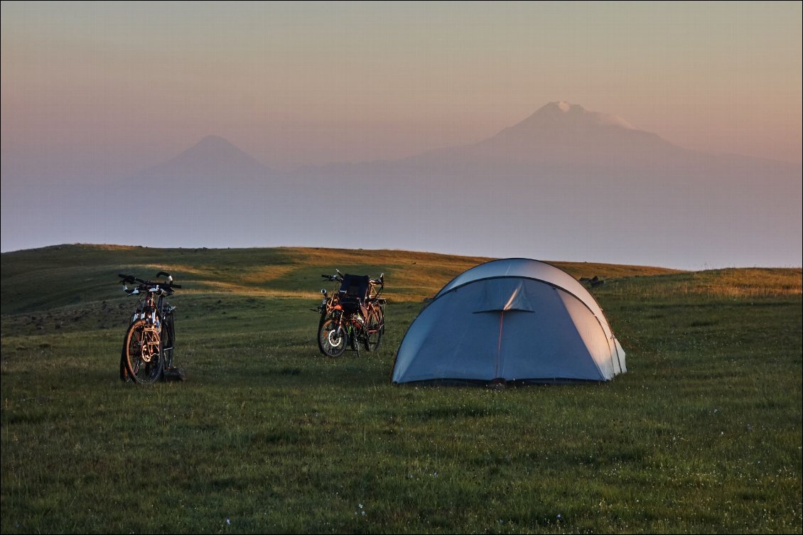 Bivouac d’altitude.
Face au petit et au grand Ararat (5137 m), et au-dessus des brumes de chaleur de la vallée de l’Araxe. Arménie.