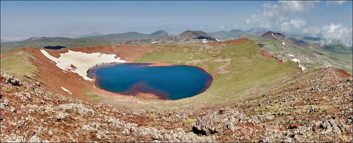 Lac de cratère.
Le lac sommital de l’Ajdahak (3597 m) dans le massif des Geghama. Arménie.