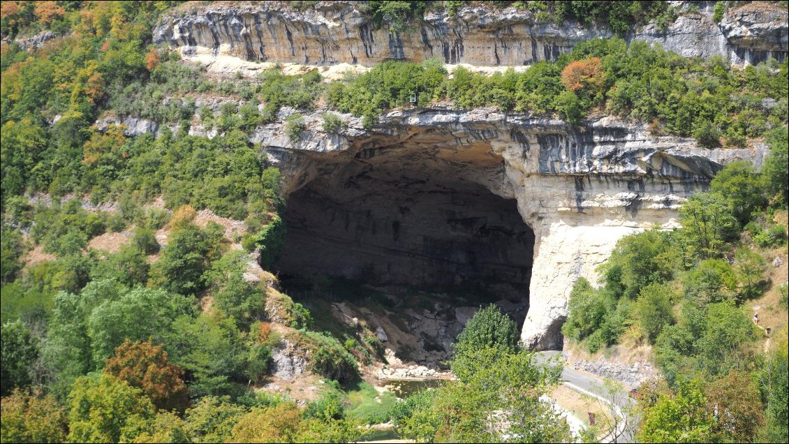 J32 : vue surplombante de la grotte du Mas d'Azil