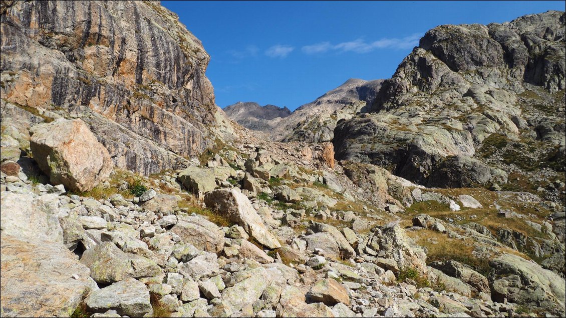 J81 : le chaos de rocher pendant la monté au pas du Mont Colomb
