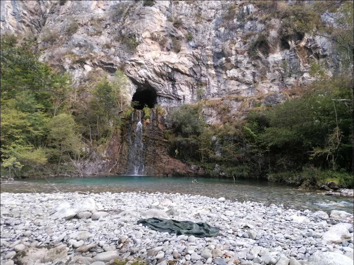 J3: bivouac en face du site d'escalade de Laruns, avec une cascade magnifique en guise de salle de bains