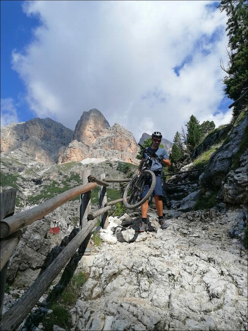 Descente et portage sur 2 km (400m de dénivelé) ! Col de Locia en Italie @dodosoustente