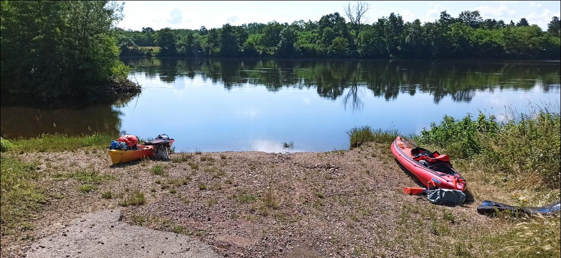 J1. Prêts pour la mise à l’eau. Je fais cette micro-itinérance de quelques jours avec une kayakiste rencontrée l’an passé sur l’Allier. Elle navigue sur un kayak rigide.