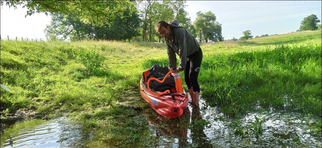 J2. Ajustement de la pression dans les boudins du kayak qui fluctue en fonction de la température ambiante (matin & soirée, kayak dans l’eau ou reposant sur la rive, …).