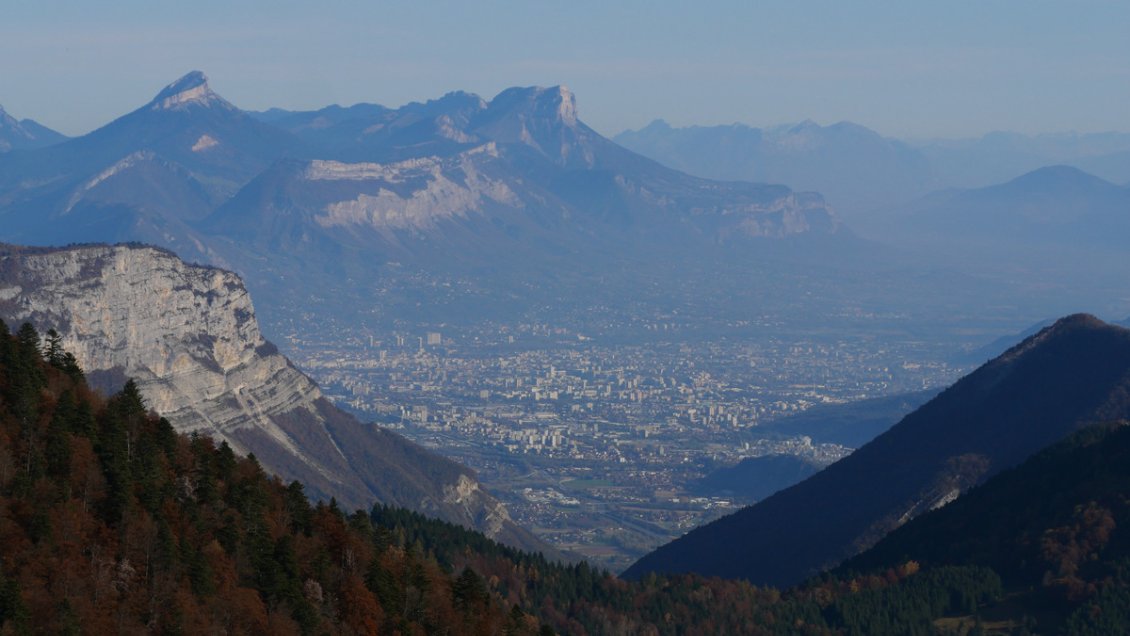 Vue sur la métropole de Grenoble et les sommets de Chartreuse