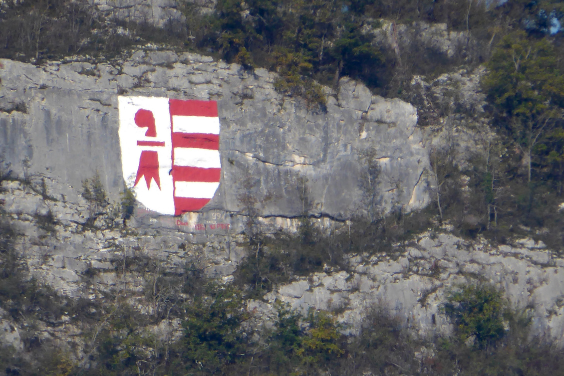 Blason du canton du Jura en Suisse peint sur la falaise