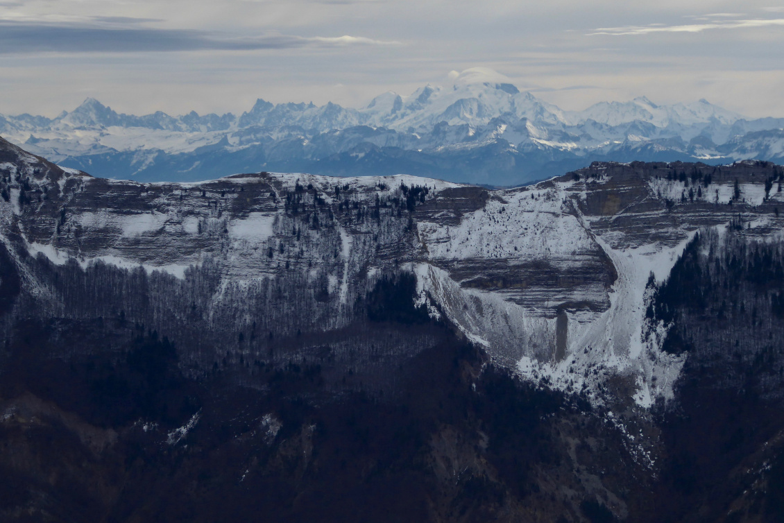La haute chaîne du Jura devant le mont Blanc vus depuis le crêt de Chalam