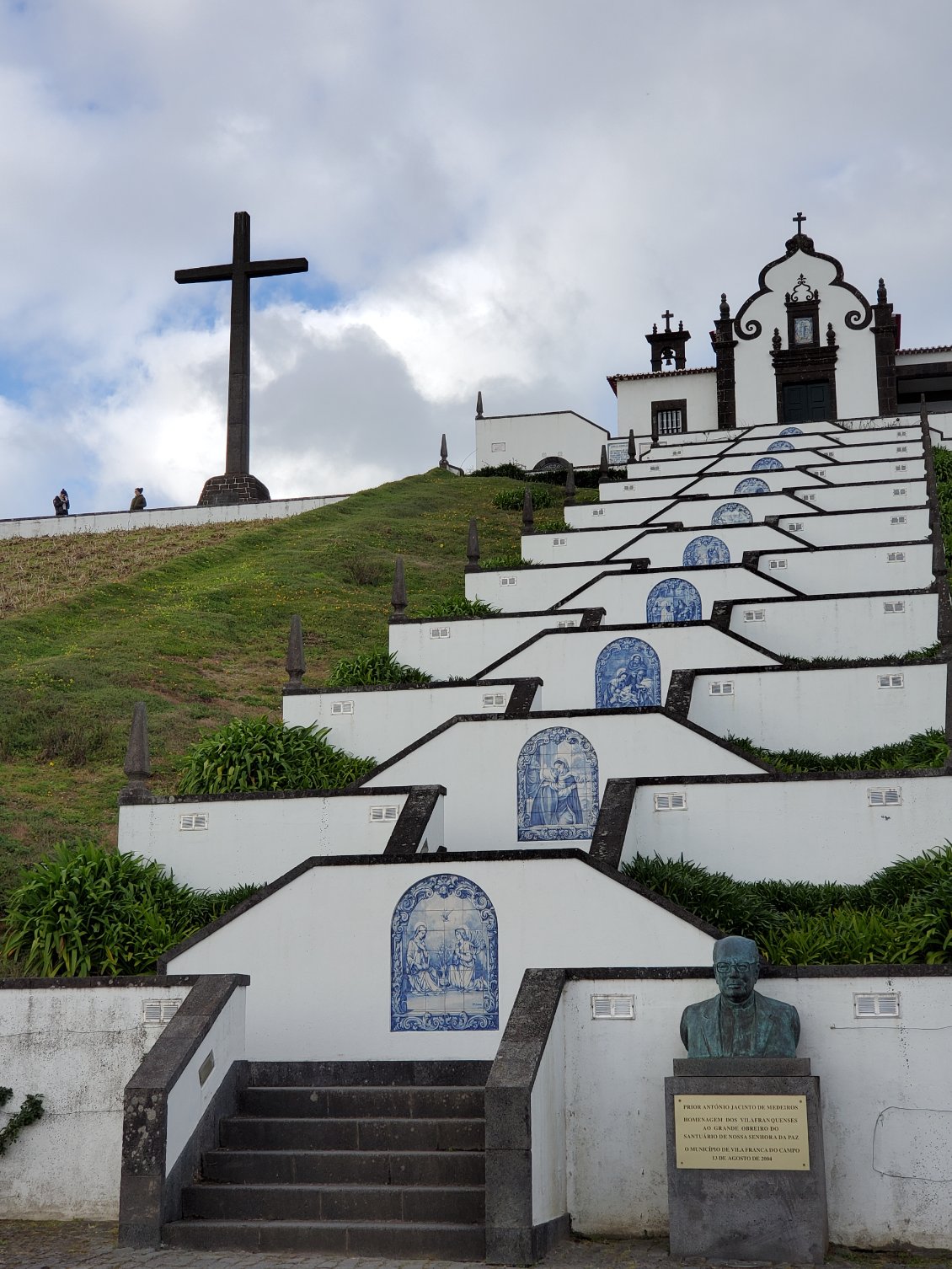La chapelle à flanc de colline domine toute la baie de VILA FRANCA DEL CAMPO. Situé à 1h de route de Ponta Delgada.