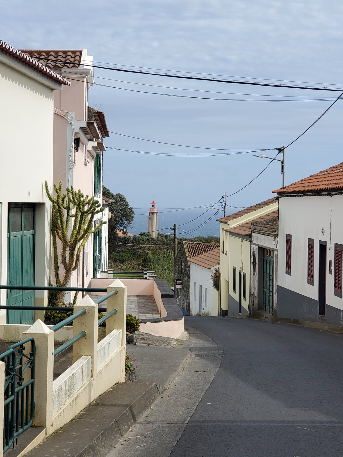 Jour 5 à Ponta Garca. Toutes les maisons ont sur la façade des carreaux de céramique religieux.