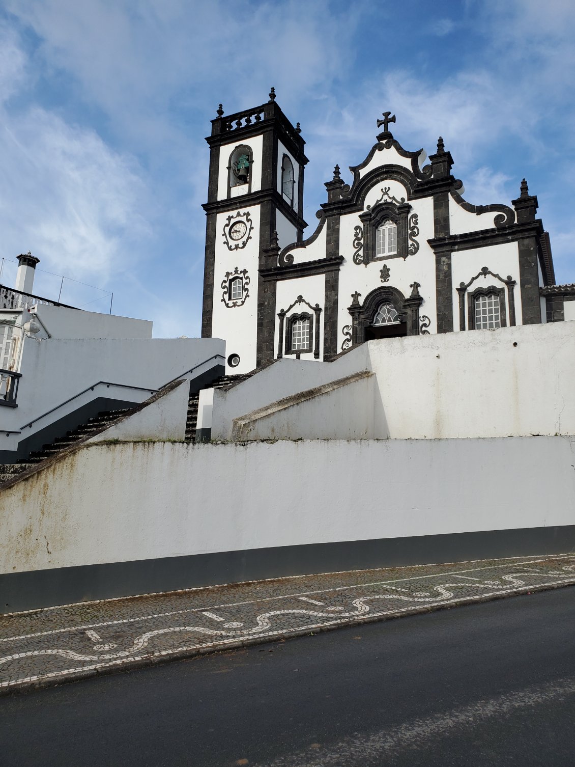 L'église du petit village de pêcheurs de Porto Fonposo.