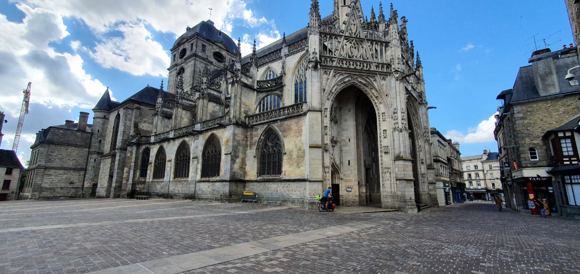 Cathédrale d'Alençon..mea culpa j'ai très mal photographié l'ensemble