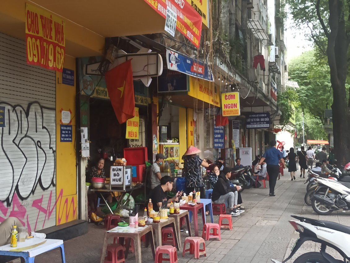 J4. Photo de ma rue. Les tabourets rouges, c'est une enseigne où j'aime bien manger le midi (riz ou soupe, c'est selon les jours).