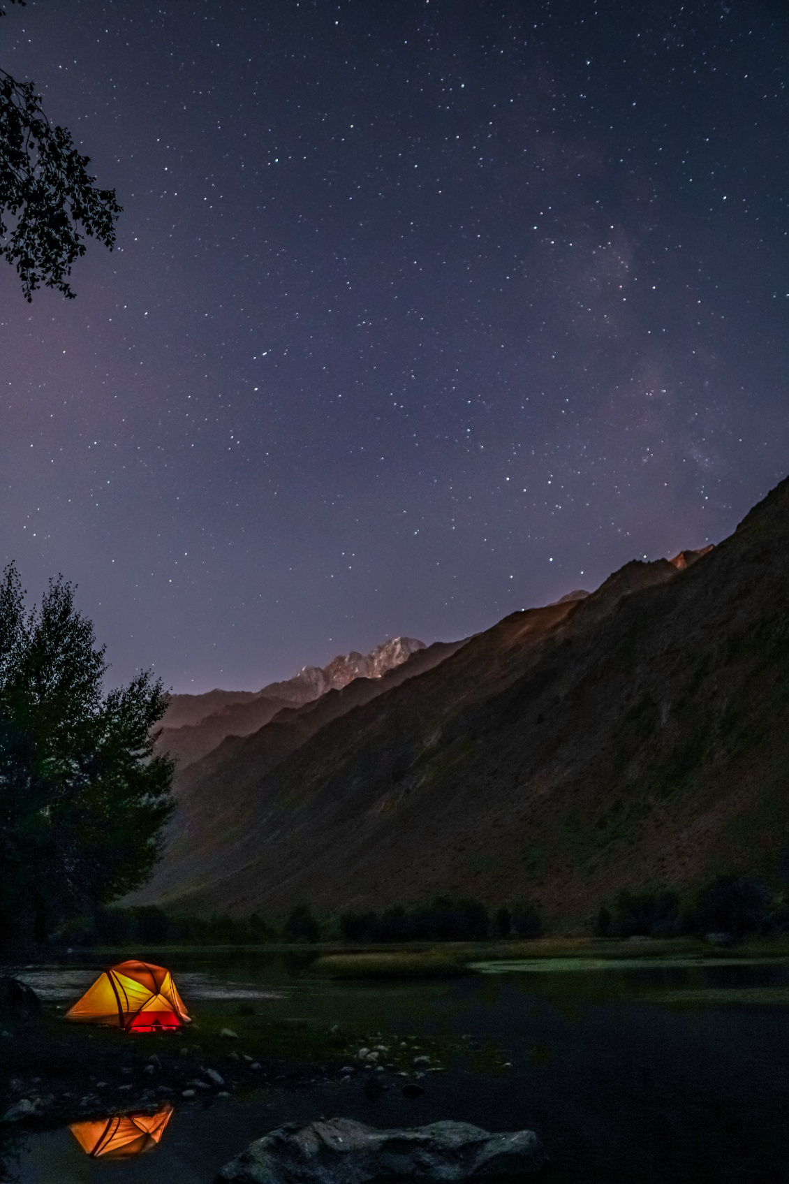 #66 Matthieu Sion.
@matthieu_sion
Lac étoilé. Itinérance dans les vallées sinueuses du Tadjikistan. Un lac et ses majestueuses montagnes se dévoilent sous la lueur des étoiles.