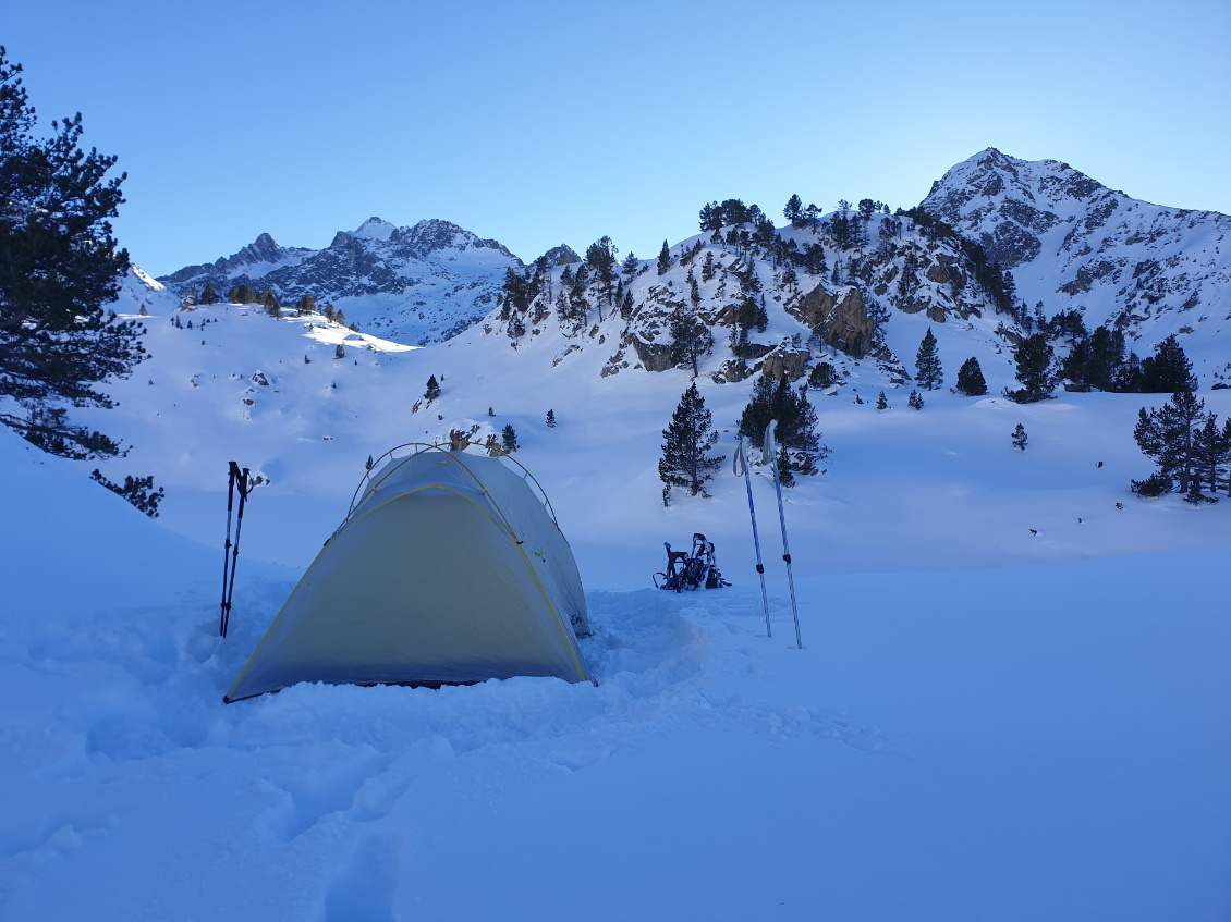 #16 Luc Pallin.
Janvier 2021 à proximité du lac Nère à 2200 m, dans les Pyrénées, lors d'une première randonnée hivernale en raquettes avec mon frère. La nuit est loooongue, par -10°C dehors.