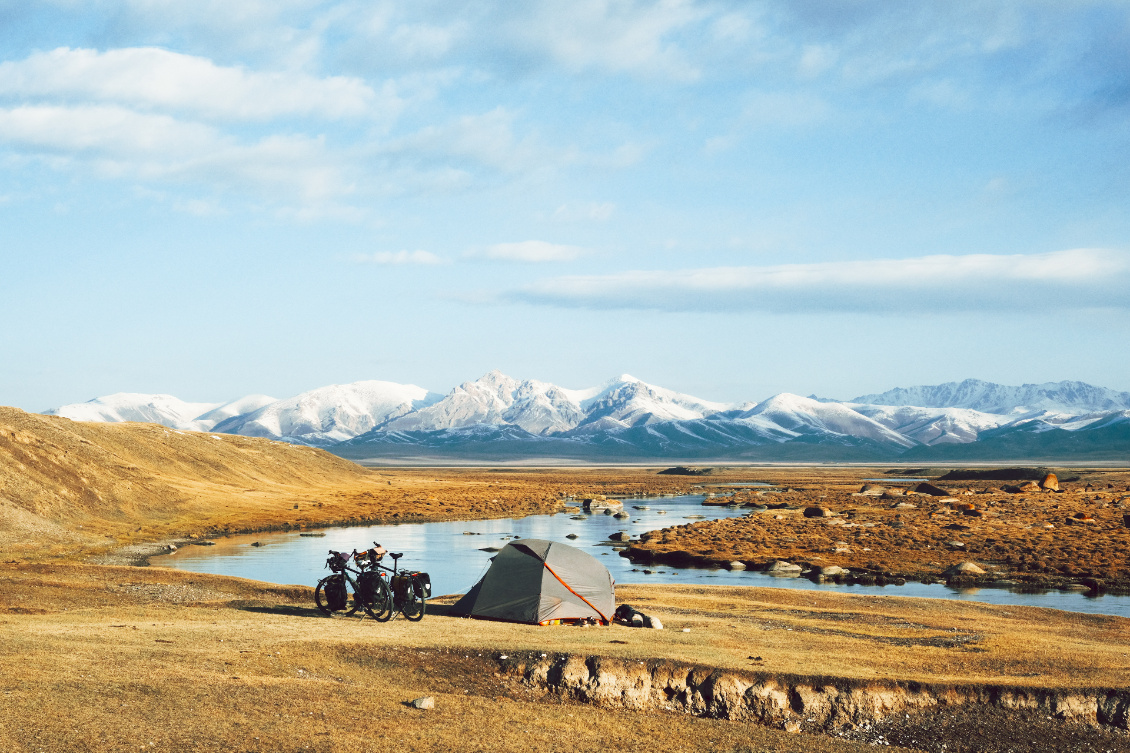 Clément Puchalski.
@les_roamers
Bivouac à 3000 m d’altitude sur les rives du lac Son Koul au Kirghizistan, début octobre, sûrement le plus beau spot de tout le voyage (à vélo de la France vers l’Asie en 2023) !