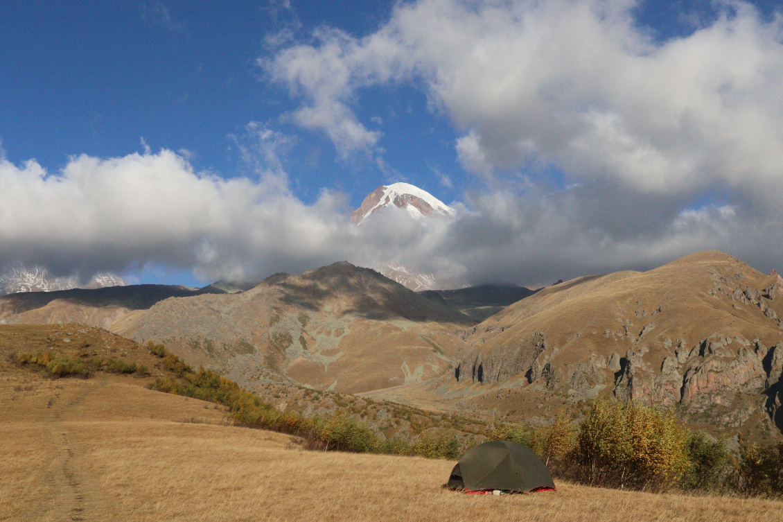 Isabelle Meyer-Messié.
@Au Rythme du Rail
Le matin au réveil le mont Kazbek jouait à cache-cache avec les nuages.