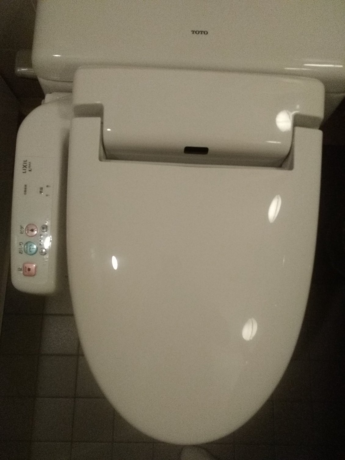 Fallais bien que je vous montre la technologie des toilettes japonaises.