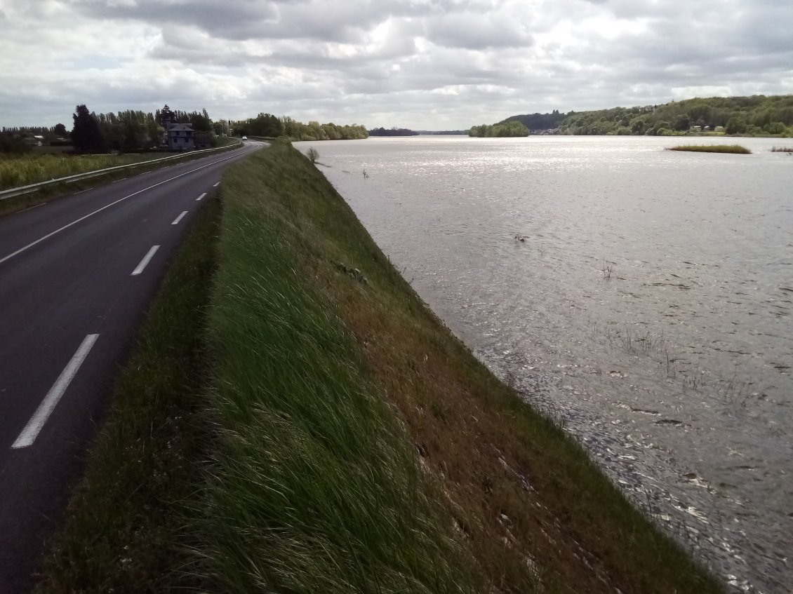 La Loire à Vélo, ça se passe (normalement !) en contrebas. Je roule sur les levées de Loire.