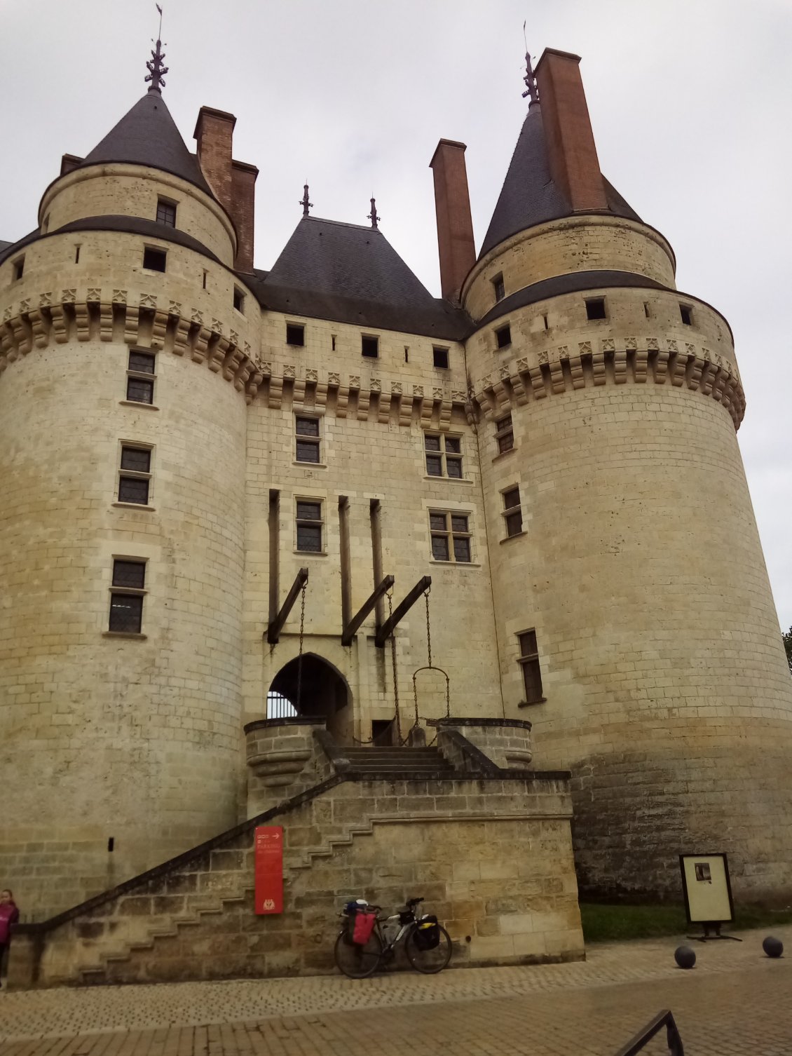 Tiens un château ! Ce sera mon dernier le long de la Loire.