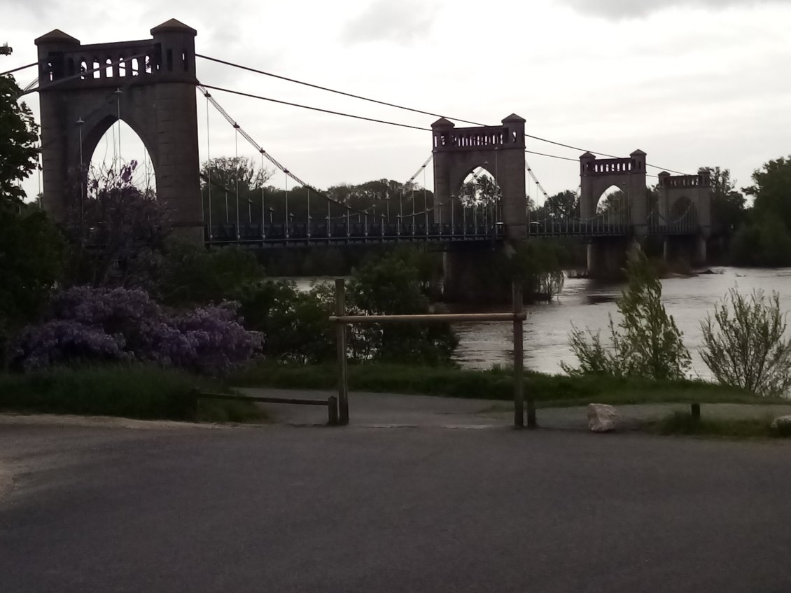 Le joli pont de Langeais. Dernier franchissement de la Loire.