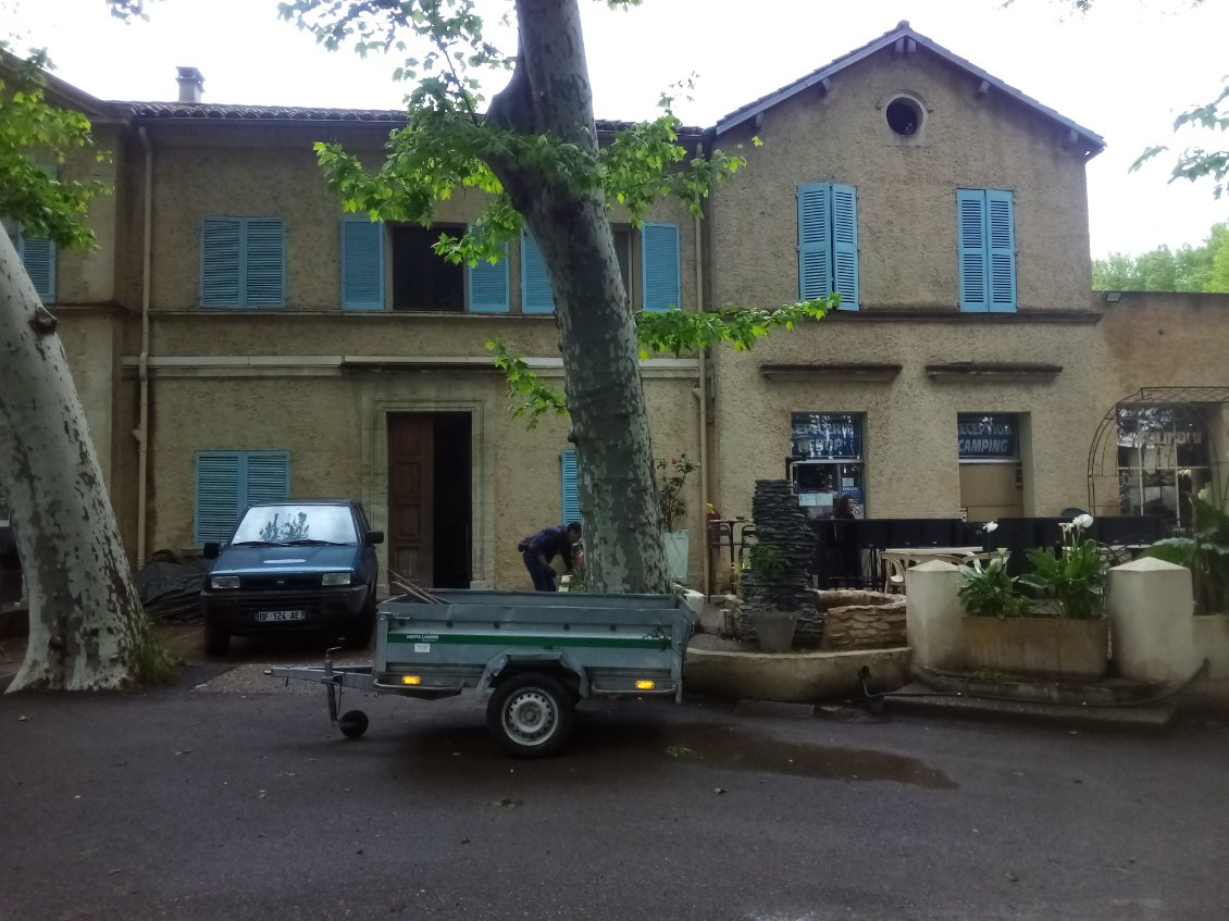 Bye-Bye la très sympathique auberge de jeunesse d'Avignon. De gauche à droite : chambres, épicerie, restaurant.