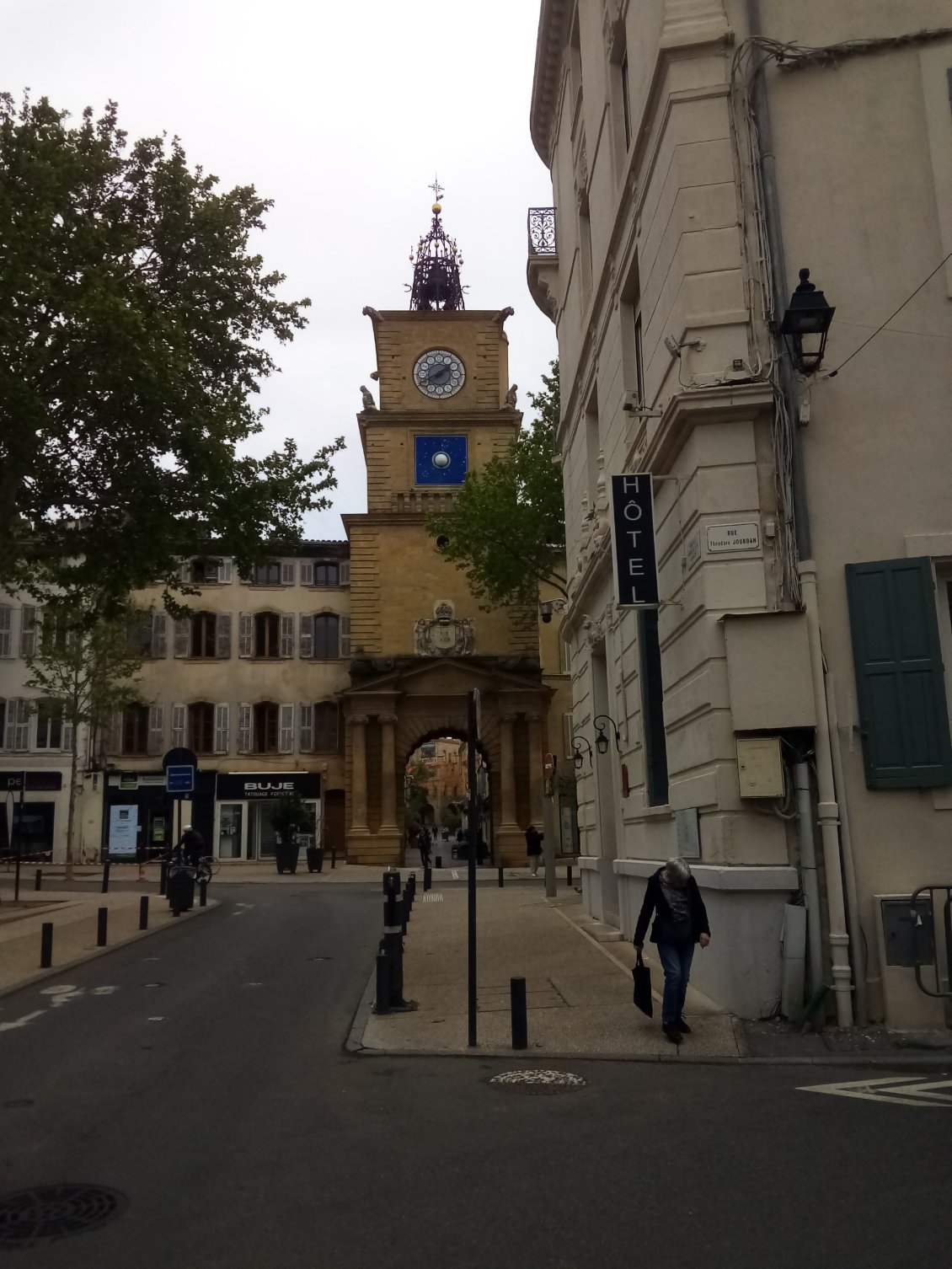 Sa tour à horloge qui marque l'une des entrées de la vieille ville.