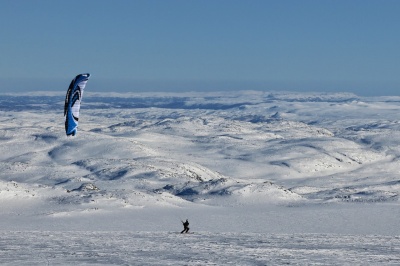 Entrainement à Finse, Norvège. Pour réaliser le tour de l'inlandsis groenlandais, nous misons sur l'utilisation de kites performants à caissons fermés (Flysurfer) pour exploiter efficacement les faibles vents catabatiques que nous rencontrerons tout au long de ce voyage gigantesque. Voile Flysurfer Speed3 19 m2