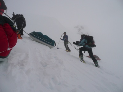 GTV hivernale : dans les sections raides, les pulkas sont handicapantes