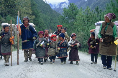 Tibet central, région du Kham, petits pèlerins