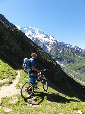 VTT BUL, col du Tricot, au fond les dômes de Miage