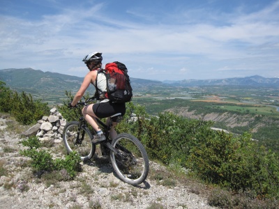 Tout tient dans le petit sac à dos (38l) et la sacoche de selle