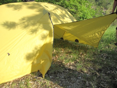 La tente en mode tarp (pas de tente intérieure) le gain de poids est très important