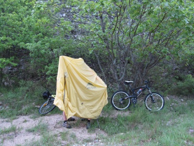 Pour cette liste, pas de veste imperméable, on laisse passer les averses trop fortes en se cachant sous le double-toit de la tente. Si pluie trop longue, on monte l'abri.