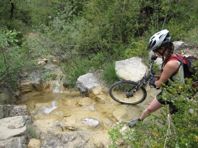 Le vélo nu permet de franchir facilement les obstacles. Porter le vélo n'est pas difficile.