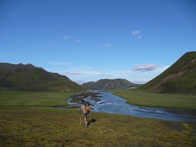 De Landmannahellir à Landmannalaugar : refuge de Landmannahellir droit devant