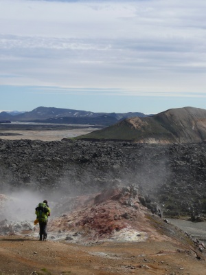 Au-dessus de Landmannalaugar :  zone de fumerolles sur fond de coulée de lave chaotique