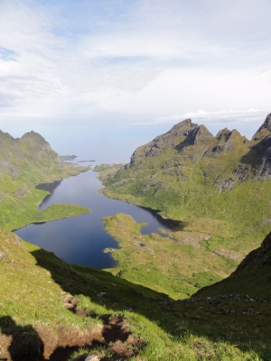 Lofoten : montagnes, lacs et mer