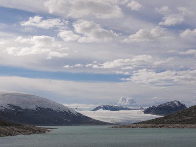  Un lac de barrage où l'on peut naviguer à côté d'icebergs. Austdalsvatnet dans le parc du Jostedalsbreen