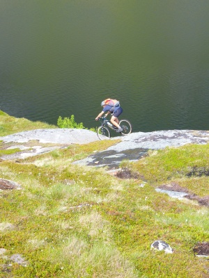 Lofoten : on a vite abandonné l'idée du VTT, les sentiers étaint vraiment difficiles sur les portions des Lofoten où nous avons tenté. (Sud)