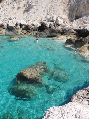 L'eau turquoise, toujours et encore. Kayak de mer en Grèce.