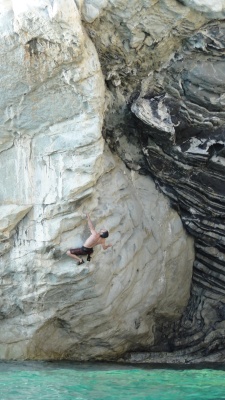 Belle séance de bloc au-dessus de l'eau