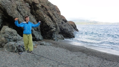 Une petite slack est tendue sur la plage pour s'entrainer pour la grande