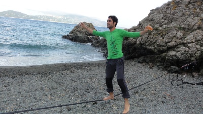 Une petite slack est tendue sur la plage pour s'entrainer pour la grande