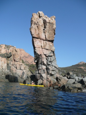 Totem Calanches de Piana côté sud du capu rossu, il y avait des traces d'escalade dessus (cordelettes)
