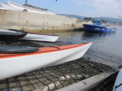 La poupe, taillée et qui trempe longtemps dans l'eau (donne de la directivité au kayak ?)