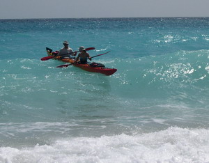Vagues sur la côte de Sardainge Mediterranée: kayak dans les vagues