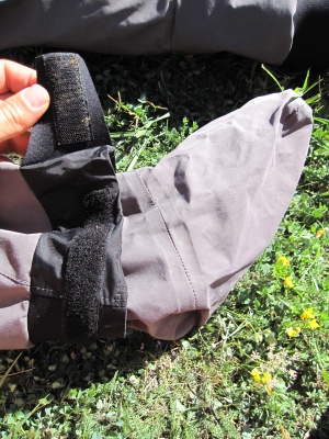 Pantalon Kokatat : serrage de la cheville