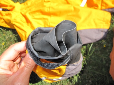 Veste Kokatat : double manchon. Le manchon interne en latex est très étanche
